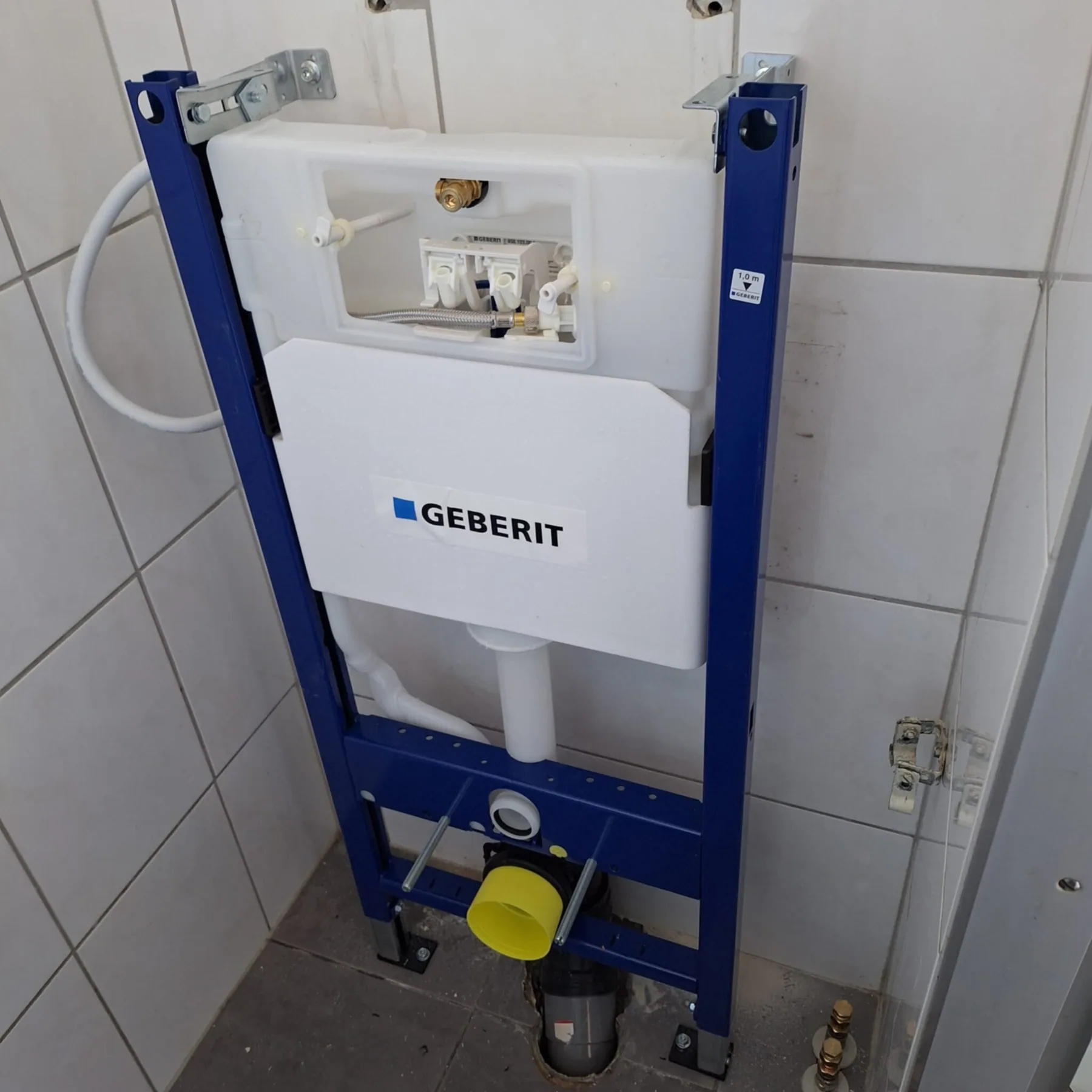 Geplaatst inbouwframe voor een hangtoilet tegen een betegelde wand