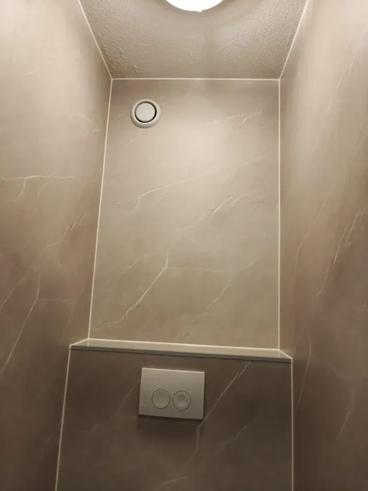 Hangtoilet op een voorzetwand met beige marmerlook wandpanelen