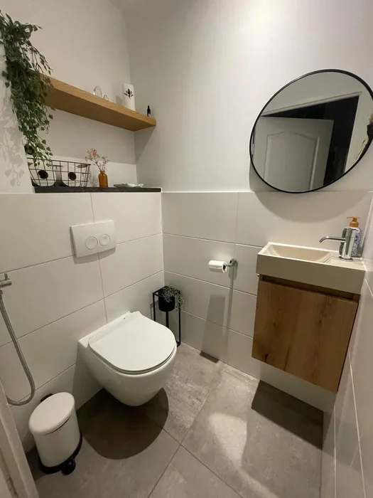 Toilet met hangtoilet, fonteinkastje en ronde spiegel