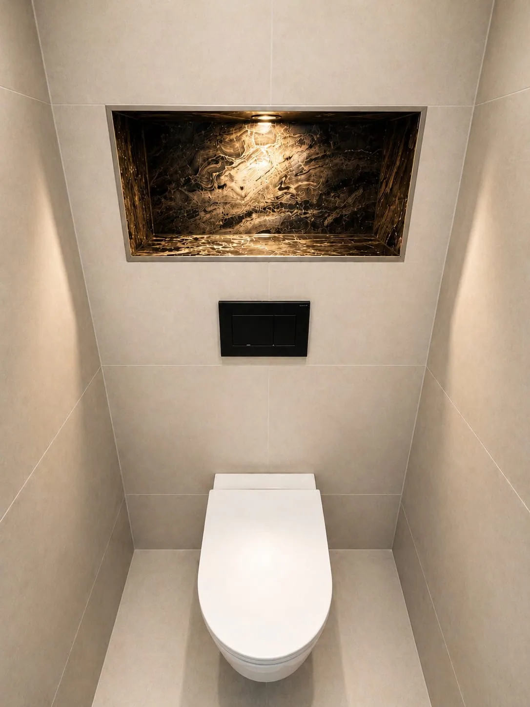 Toiletruimte met hangtoilet en een verlichte nis met natuursteen