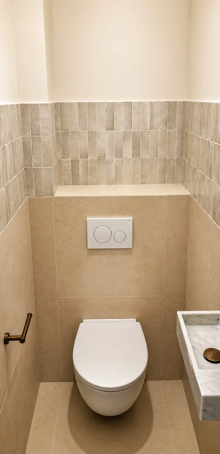 Toilet met hangtoilet, wit bedieningspaneel, beige tegels en klein marmeren fonteintje