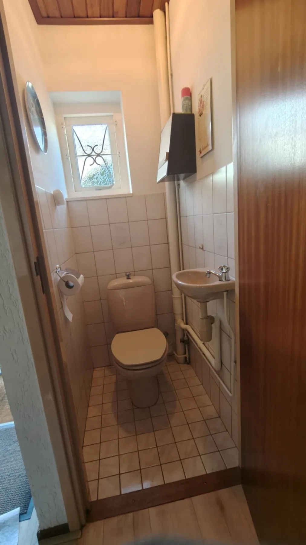 Oud staand toilet met fonteintje vóór renovatie