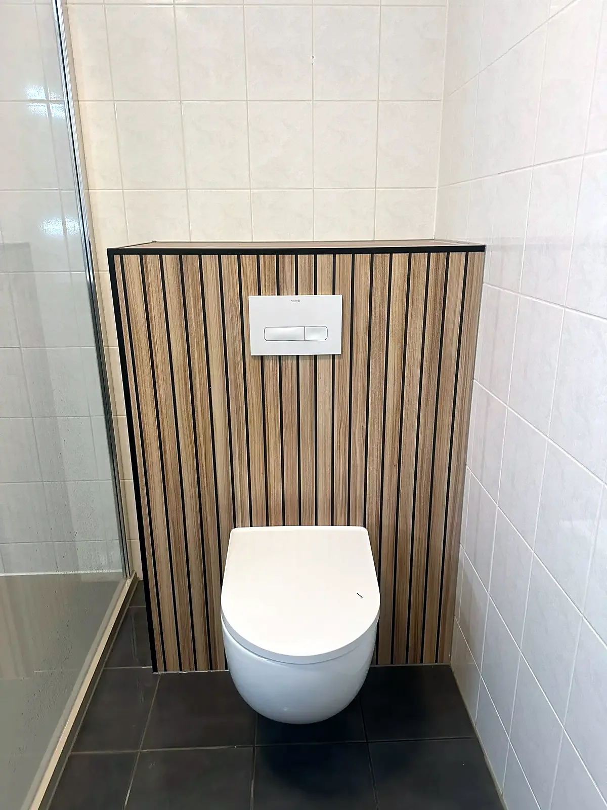 Hangtoilet tegen een voorzetwand met houten lamellen