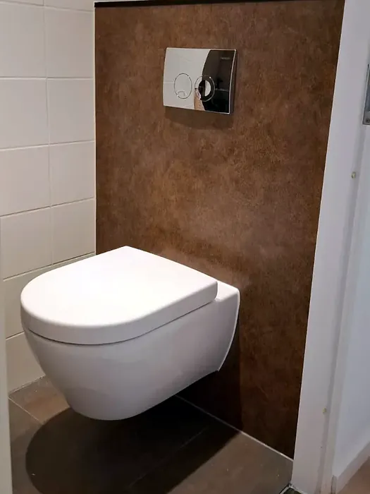 Hangtoilet voor een koperkleurige accentwand