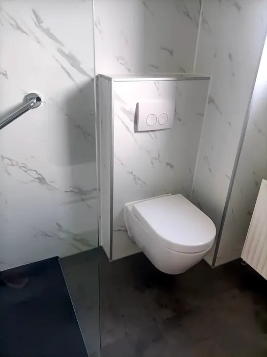 Hangtoilet met witte marmerlook voorzetwand