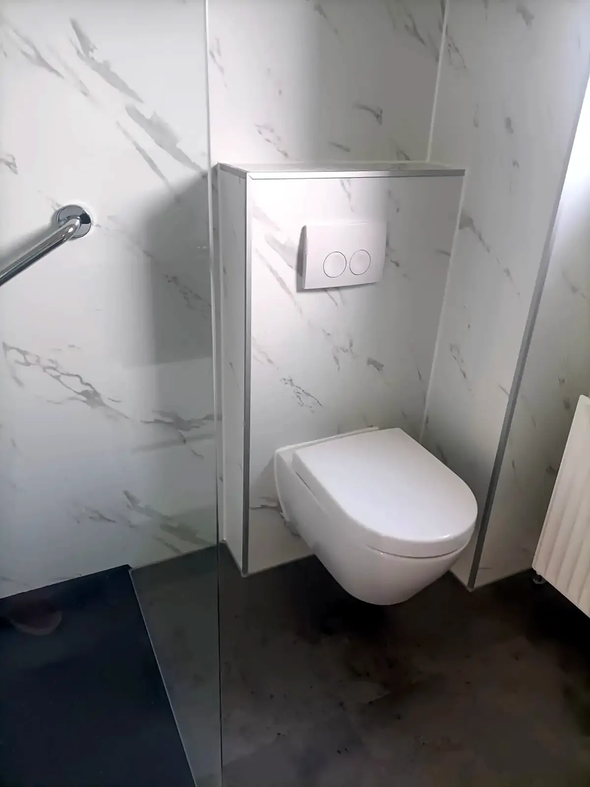 Hangtoilet met witte marmerlook voorzetwand