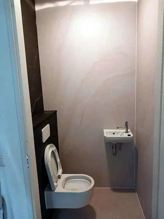 Toiletruimte met zwevend toilet en klein fonteintje